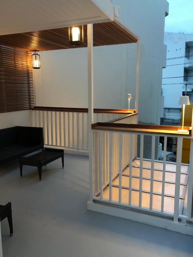 Yellow Door HHQ Exterior photo